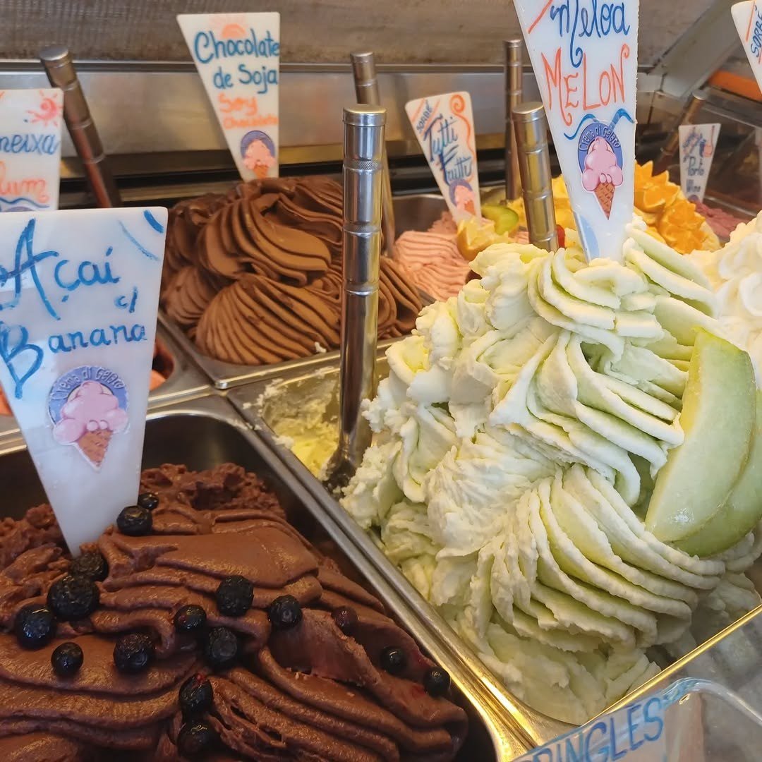 Vitrine com gelado de melão decorado com fatias de melão e gelado de açaí e banana com mirtilos