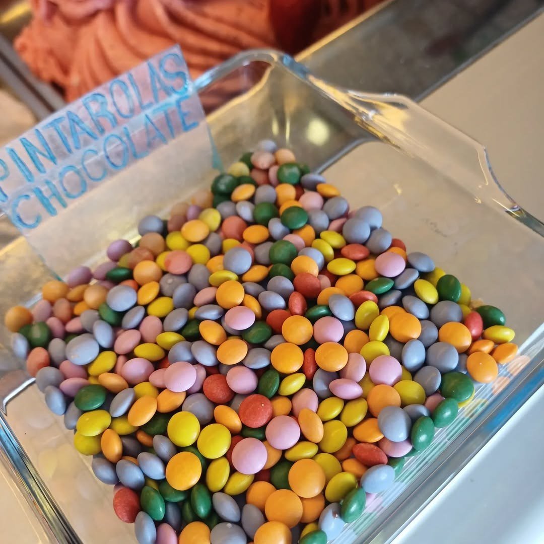 Tabuleiro de drageias de chocolate coloridas