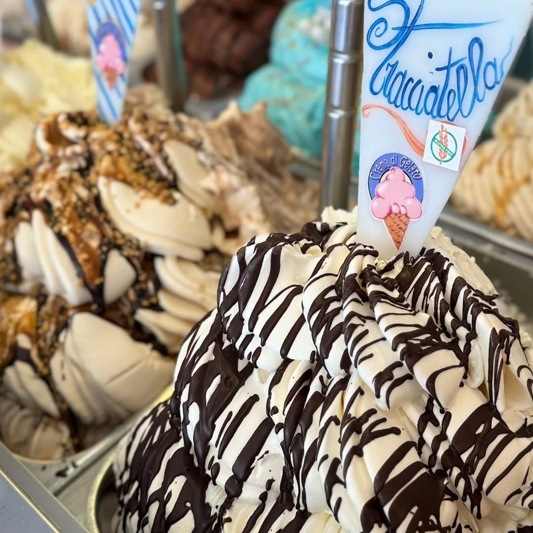 Gelado de nata com fios de chocolate na vitrine